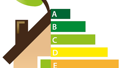Hausgrafik mit farbiger Energieeffizienzskala A–G
