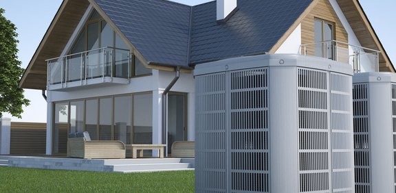 Modernes Haus mit großen Außeneinheiten einer Wärmepumpe