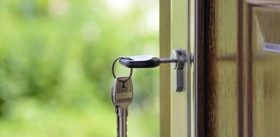 Schlüssel steckt in der Haustür