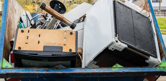 Container voller alter Elektrogeräte und Schrott