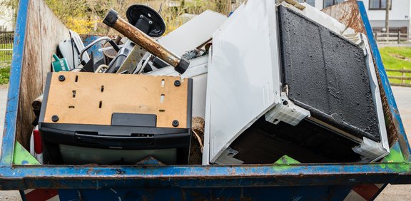 Elektroschrott im Müllcontainer