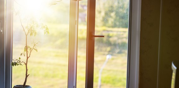 Geöffnetes Fenster mit einfallender Sonne.