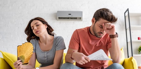 Paar sitzt verschwitzt auf einer Couch