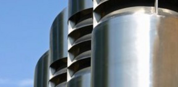 Glänzende Edelstahl-Abgas- oder Lüftungsschächte im Freien