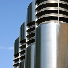 Glänzende Edelstahl-Abgas- oder Lüftungsschächte im Freien