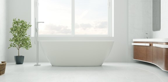 Helles Bad mit freistehender Wanne vor großem Fenster