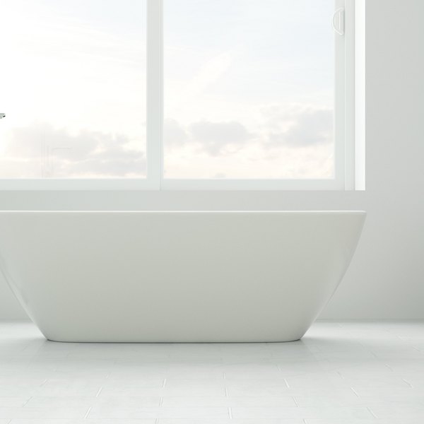 Helles Bad mit freistehender Wanne vor großem Fenster