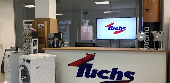 Verkaufsraum der Firma Fuchs mit Waschmaschinen und Beratungstresen