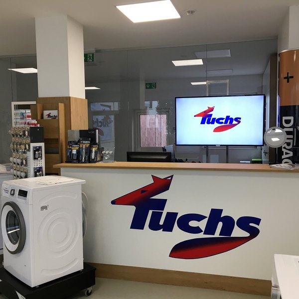 Verkaufsraum der Firma Fuchs mit Waschmaschinen und Beratungstresen