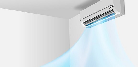 Wand-Klimaanlage bläst kühle Luft in den Raum